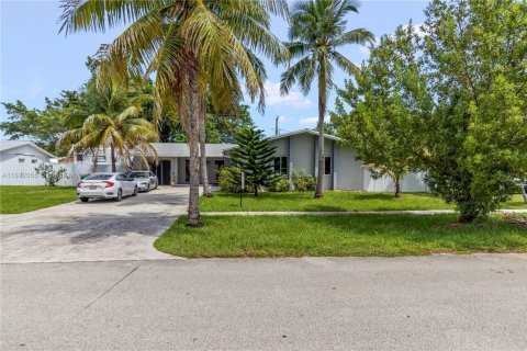 Villa ou maison à vendre à Cutler Bay, Floride: 5 chambres, 207.36 m2 № 1979561 - photo 4