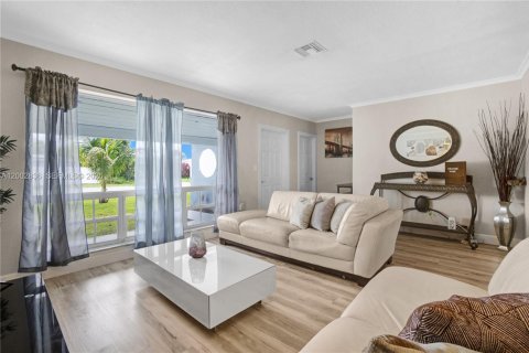 House in Miramar, Florida 3 bedrooms, 150.97 sq.m. № 2068909 - photo 14