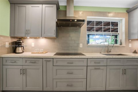 House in Miramar, Florida 3 bedrooms, 150.97 sq.m. № 2068909 - photo 12