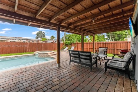 House in Miramar, Florida 3 bedrooms, 150.97 sq.m. № 2068909 - photo 2