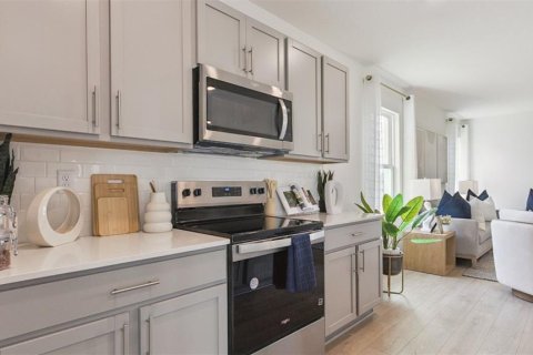House in Apopka, Florida 5 bedrooms, 247.4 sq.m. № 2150718 - photo 9
