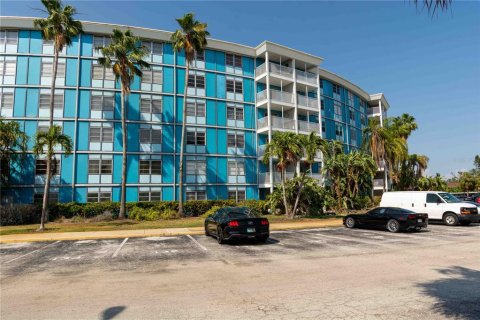 Снять в аренду кондоминиум в Сент-Питерсберг, Флорида 2 спальни, 82.4м2, № 1687819 - фото 1