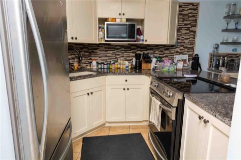 Снять в аренду кондоминиум в Сент-Питерсберг, Флорида 2 спальни, 82.4м2, № 1687819 - фото 3