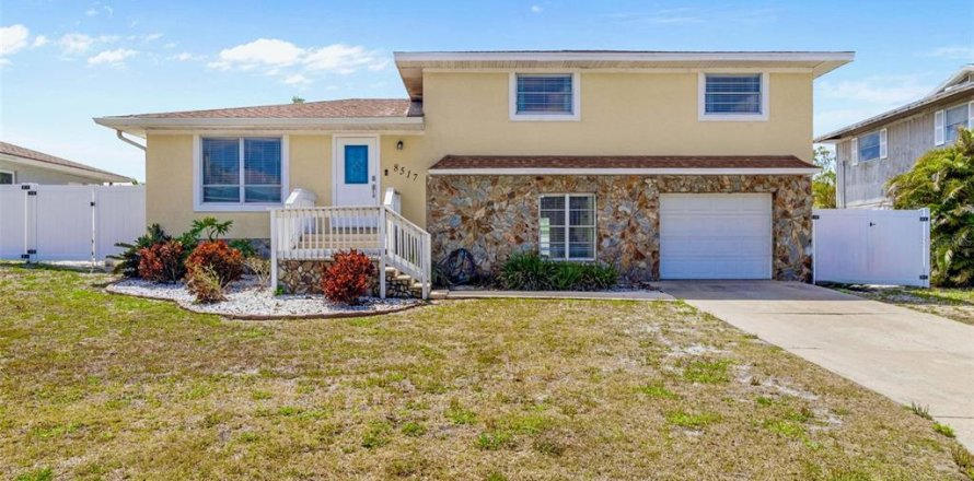 House in Bradenton, Florida 3 bedrooms, 159.42 sq.m. № 1640108