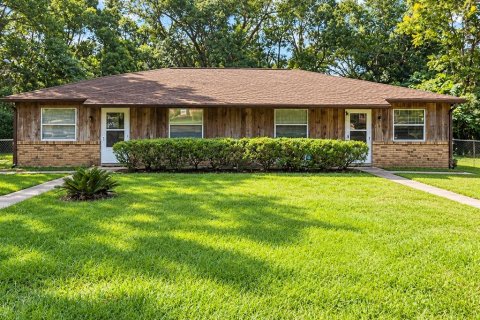Commercial property in Ocala, Florida 4 bedrooms, 164.25 sq.m. № 2422734