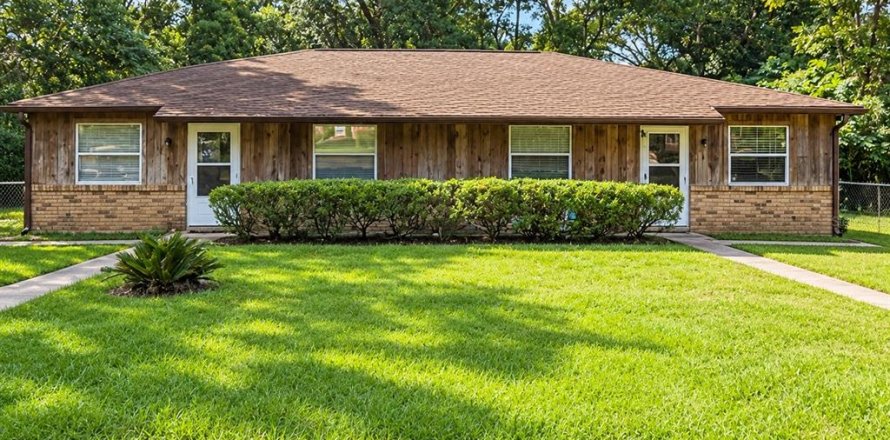 Commercial property in Ocala, Florida 4 bedrooms, 164.25 sq.m. № 2422734