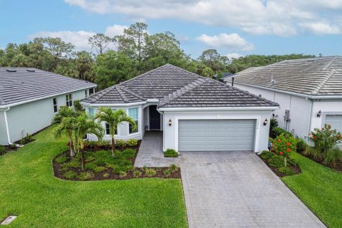 House in North Fort Myers, Florida 3 bedrooms, 193.98 sq.m. № 1719596 - photo 1