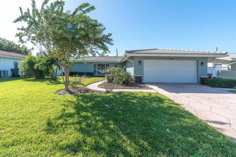 House in Largo, Florida 4 bedrooms, 193.7 sq.m. № 2425889 - photo 3