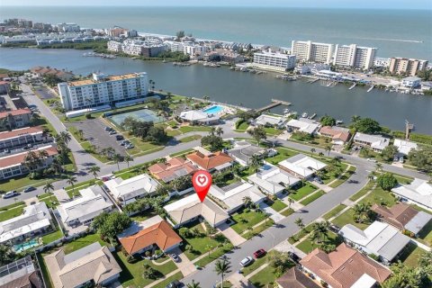House in Largo, Florida 4 bedrooms, 193.7 sq.m. № 2425889 - photo 2
