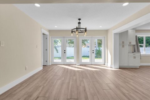 House in Largo, Florida 4 bedrooms, 193.7 sq.m. № 2425889 - photo 15