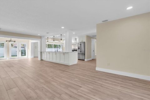 House in Largo, Florida 4 bedrooms, 193.7 sq.m. № 2425889 - photo 10