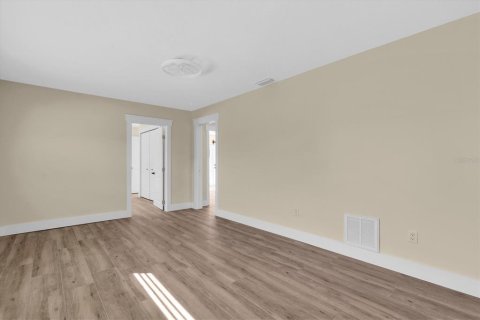 House in Largo, Florida 4 bedrooms, 193.7 sq.m. № 2425889 - photo 22