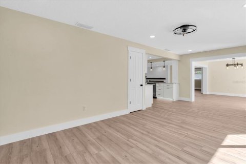 House in Largo, Florida 4 bedrooms, 193.7 sq.m. № 2425889 - photo 17