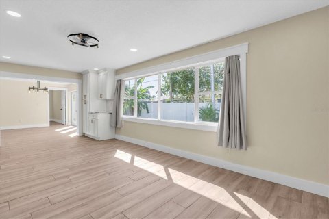 House in Largo, Florida 4 bedrooms, 193.7 sq.m. № 2425889 - photo 19