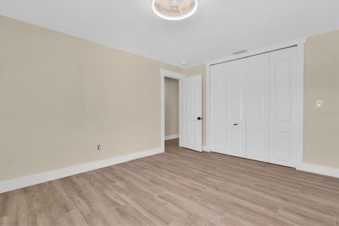 House in Largo, Florida 4 bedrooms, 193.7 sq.m. № 2425889 - photo 28