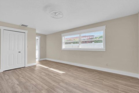 House in Largo, Florida 4 bedrooms, 193.7 sq.m. № 2425889 - photo 20