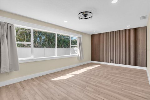 House in Largo, Florida 4 bedrooms, 193.7 sq.m. № 2425889 - photo 18