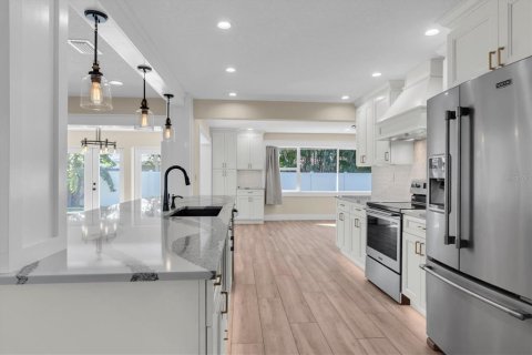 House in Largo, Florida 4 bedrooms, 193.7 sq.m. № 2425889 - photo 6