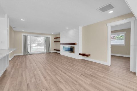 House in Largo, Florida 4 bedrooms, 193.7 sq.m. № 2425889 - photo 9