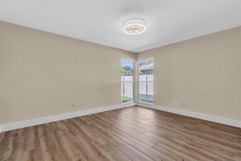 House in Largo, Florida 4 bedrooms, 193.7 sq.m. № 2425889 - photo 27