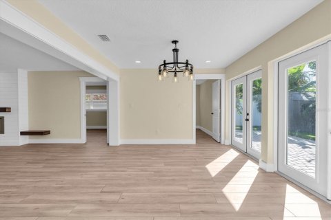 House in Largo, Florida 4 bedrooms, 193.7 sq.m. № 2425889 - photo 16