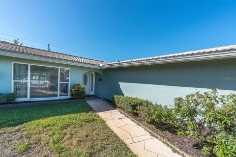 House in Largo, Florida 4 bedrooms, 193.7 sq.m. № 2425889 - photo 5