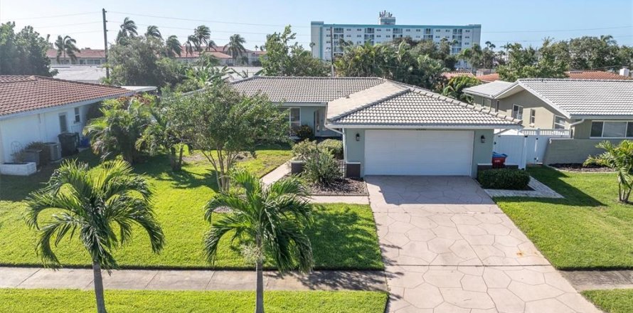 House in Largo, Florida 4 bedrooms, 193.7 sq.m. № 2425889