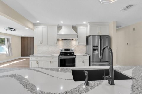 House in Largo, Florida 4 bedrooms, 193.7 sq.m. № 2425889 - photo 12