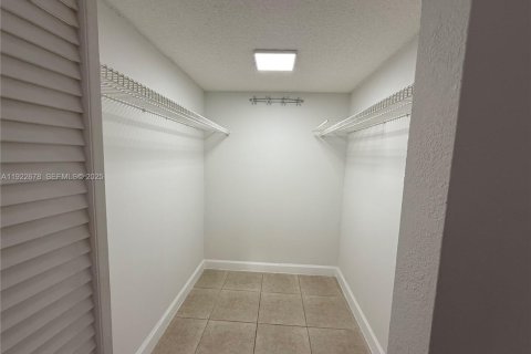 Copropriété à louer à Miami, Floride: 1 chambre, 78.97 m2 № 1976609 - photo 24