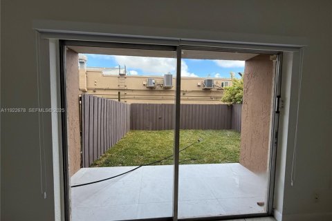 Copropriété à louer à Miami, Floride: 1 chambre, 78.97 m2 № 1976609 - photo 12