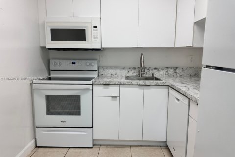 Copropriété à louer à Miami, Floride: 1 chambre, 78.97 m2 № 1976609 - photo 5