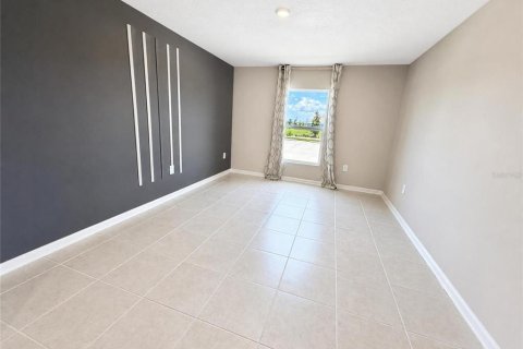 House in Lake Wales, Florida 4 bedrooms, 201.41 sq.m. № 2211557 - photo 3