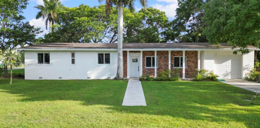 House in Homestead, Florida 4 bedrooms, 140.47 sq.m. № 1838647