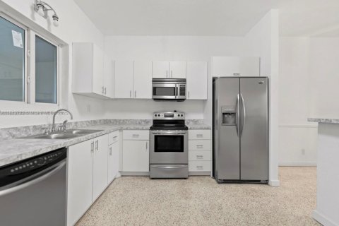 House in Homestead, Florida 4 bedrooms, 140.47 sq.m. № 1838647 - photo 17