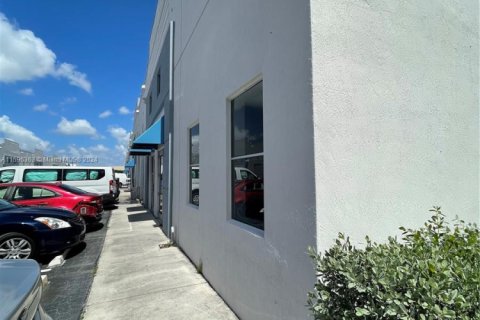 Propiedad comercial en alquiler en Miami, Florida № 1189644 - foto 1