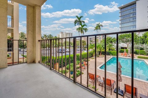 Condo in Pompano Beach, Florida, 2 bedrooms  № 2390377 - photo 16