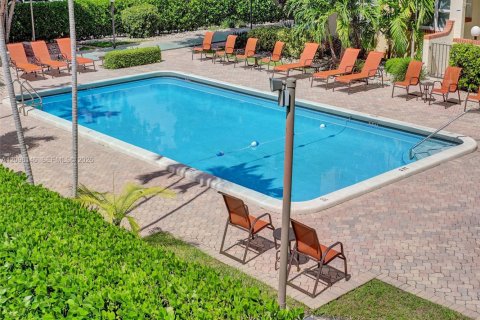Condo in Pompano Beach, Florida, 2 bedrooms  № 2390377 - photo 18