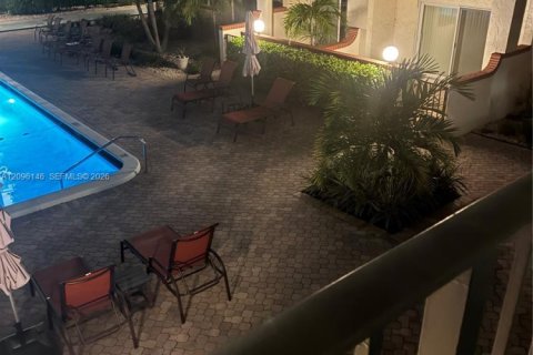 Condo in Pompano Beach, Florida, 2 bedrooms  № 2390377 - photo 20