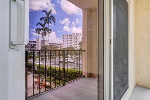 Condo in Pompano Beach, Florida, 2 bedrooms  № 2390377 - photo 17