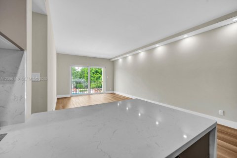 Condo in Pompano Beach, Florida, 2 bedrooms  № 2390377 - photo 25