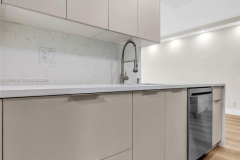 Condo in Pompano Beach, Florida, 2 bedrooms  № 2390377 - photo 6