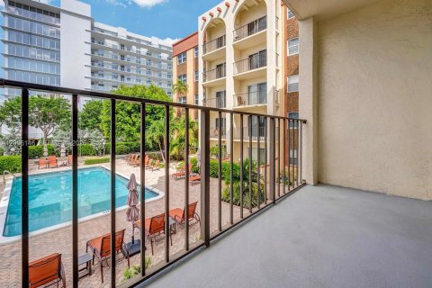 Condo in Pompano Beach, Florida, 2 bedrooms  № 2390377 - photo 15
