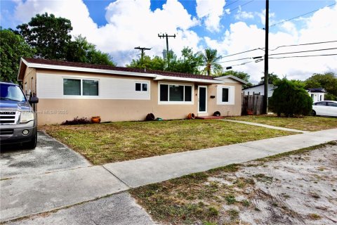 House in Miami Gardens, Florida 4 bedrooms, 125.42 sq.m. № 1975700 - photo 3