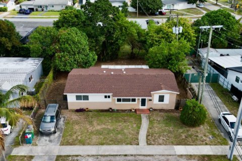House in Miami Gardens, Florida 4 bedrooms, 125.42 sq.m. № 1975700 - photo 4