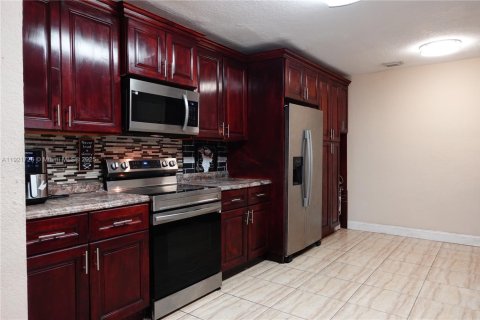 House in Miami Gardens, Florida 4 bedrooms, 125.42 sq.m. № 1975700 - photo 10