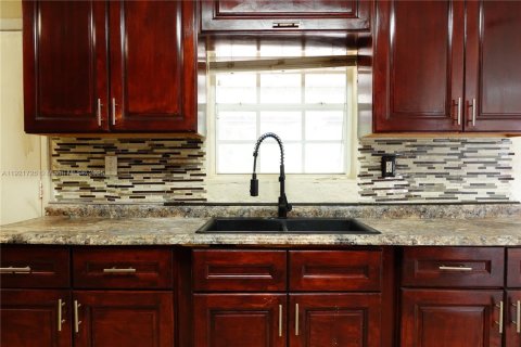 House in Miami Gardens, Florida 4 bedrooms, 125.42 sq.m. № 1975700 - photo 9