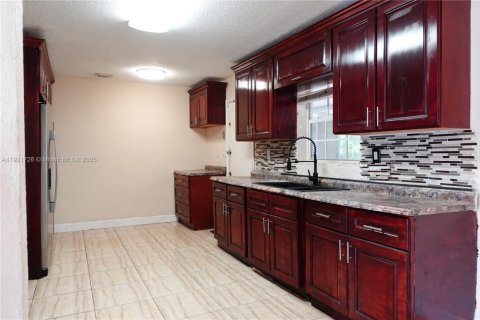 House in Miami Gardens, Florida 4 bedrooms, 125.42 sq.m. № 1975700 - photo 8