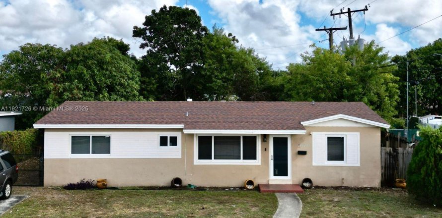 House in Miami Gardens, Florida 4 bedrooms, 125.42 sq.m. № 1975700