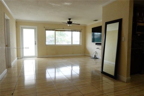 House in Miami Gardens, Florida 4 bedrooms, 125.42 sq.m. № 1975700 - photo 12