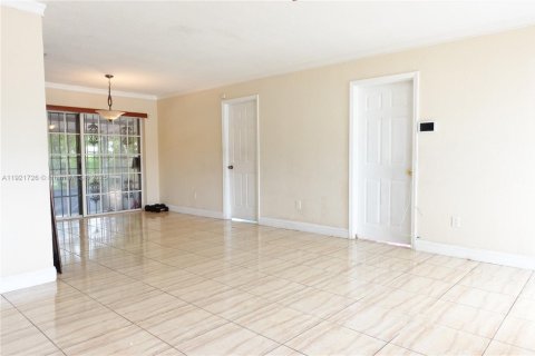 House in Miami Gardens, Florida 4 bedrooms, 125.42 sq.m. № 1975700 - photo 7